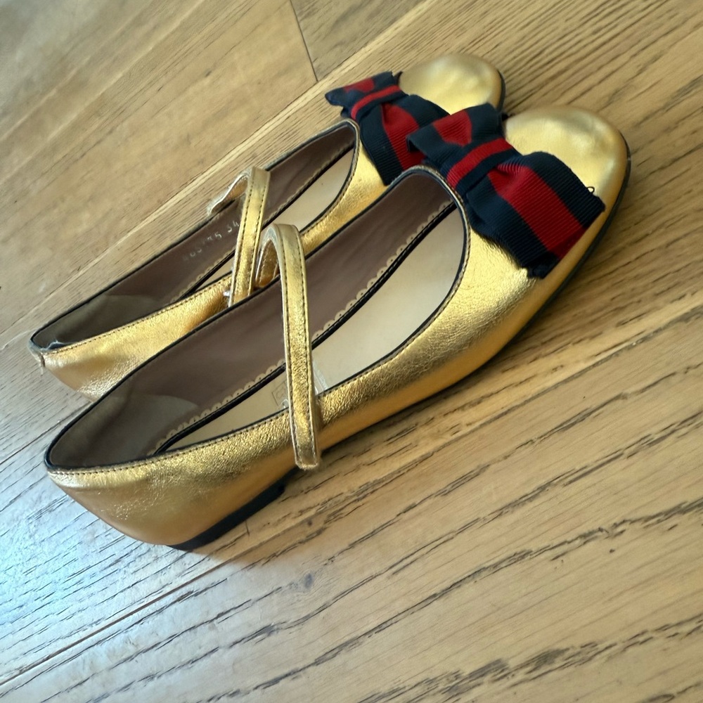 Gucci Gold Leather Mary Jane Flats with Navy & Red Grosgrain Bow - Picture 4 of 5